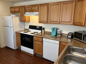 冷蔵庫、電子レンジ、オーブン、コンロ