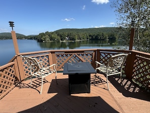Property grounds - Colone Cottage, Goodyear Lake, swimming, fishing, 3 kayaks, captivating view (Oneonta)