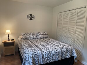 2 quartos, ferros/tábuas de passar roupa, berço de viagem