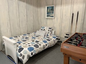 4 bedrooms, iron/ironing board, free WiFi, bed sheets