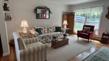 Televisio, DVD-soitin, pöytäjalkapallopöytä