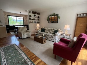 Televisio, DVD-soitin, pöytäjalkapallopöytä