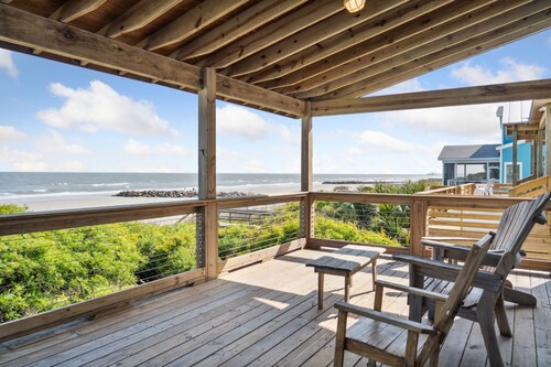 Large deck with direct beach access, Oversize living areas- Reel Paradise!