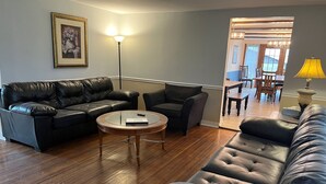 Unclassified image, 3 of 59, button - Country Meadow 8 bdm/5.5 bath, 3 miles from CDP! (Milford)