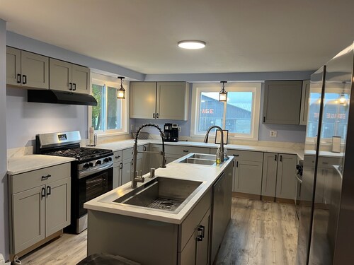 Country Meadow 8 bdm/5.5 bath, 3 miles from CDP!