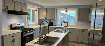 Country Meadow 8 bdm/5.5 bath, 3 miles from CDP!