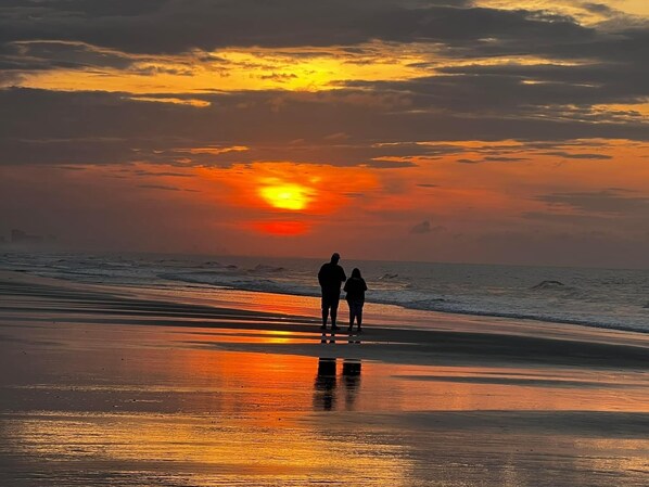 靠近海滩、沙滩椅、沙滩毛巾