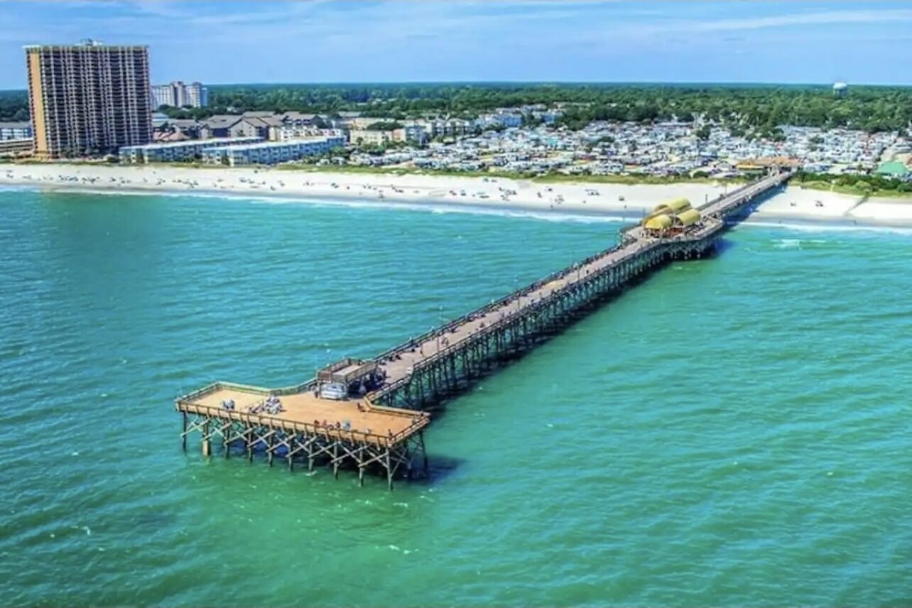 Beach nearby, sun loungers, beach towels
