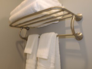 Douche, sèche-cheveux, serviettes fournies