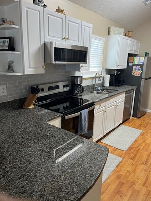 冰箱、微波炉、烤箱、炉灶