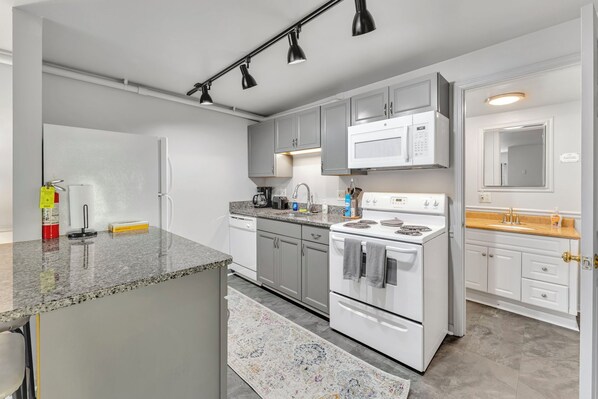 Een koelkast, een magnetron, een oven, een kookplaat