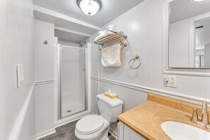 Een douche, een haardroger, handdoeken