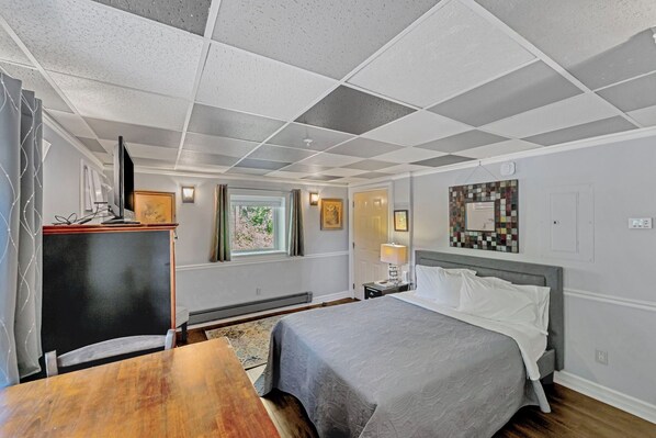 Iron/ironing board, free WiFi, bed sheets