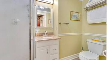 Douche, sĂšche-cheveux, serviettes fournies