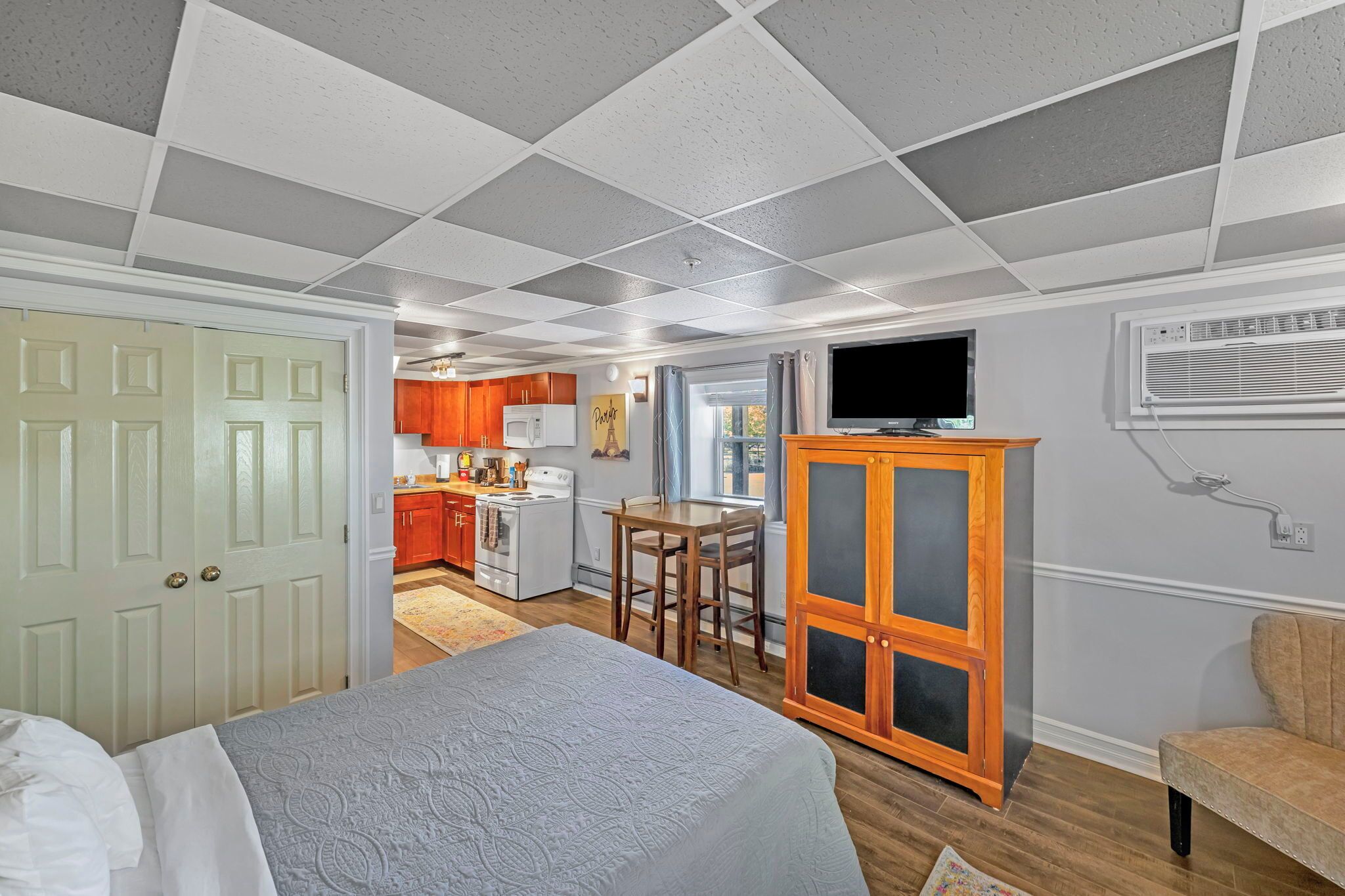 アイロン / アイロン台、WiFi (無料)、ベッドシーツ