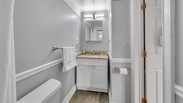 Douche, sĂšche-cheveux, serviettes fournies