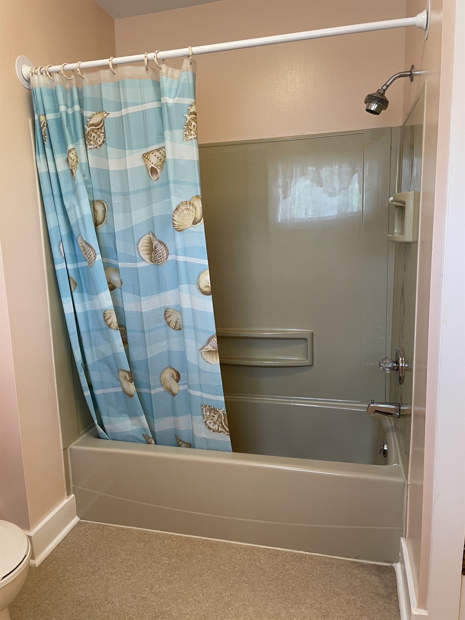 Ensemble douche/baignoire, sèche-cheveux, serviettes fournies