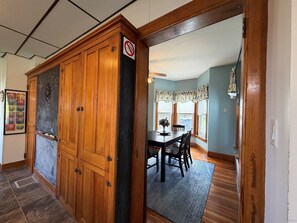 Dining - Diamond Dreams, Very close to Dreams Park, Recent update, fire pit, large yard (Cooperstown)