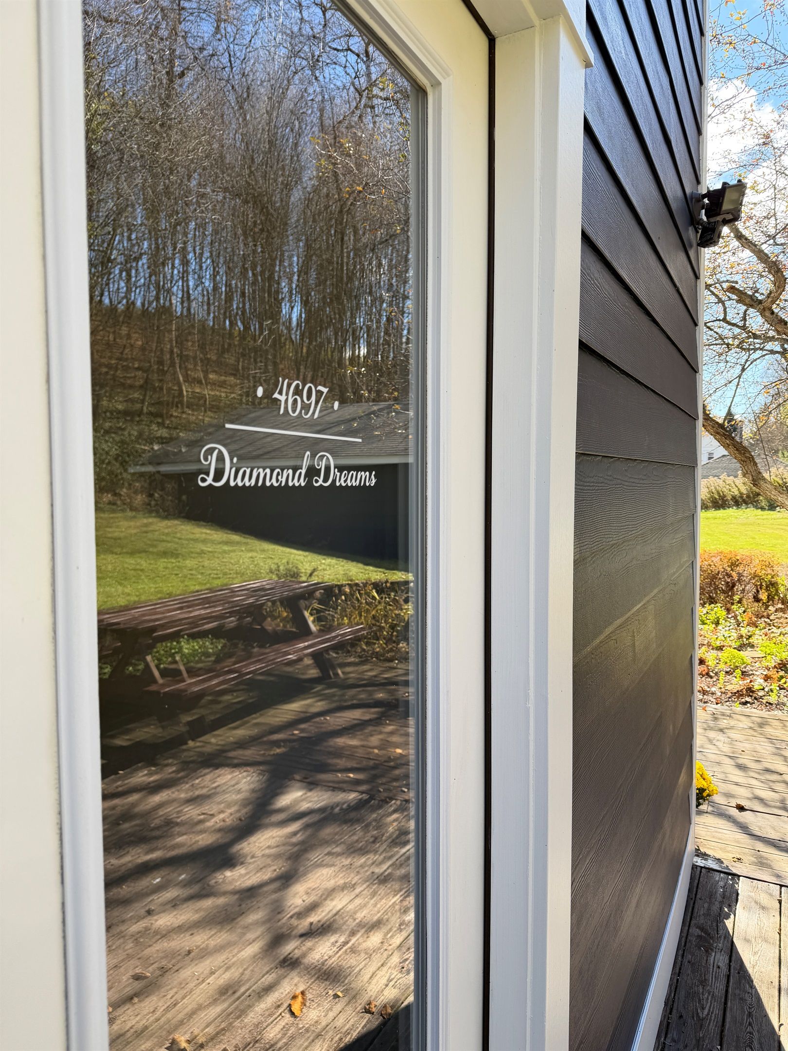Número 4697 de una casa y el nombre 'Diamond Dreams' en un ventanal.