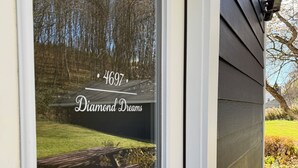 Sul vetro, si legge il numero civico 4697 e il nome 'Diamond Dreams'.