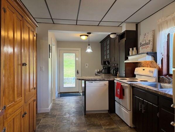 Fridge, microwave, oven, stovetop - Diamond Dreams, Very close to Dreams Park, Recent update, fire pit, large yard (Cooperstown)