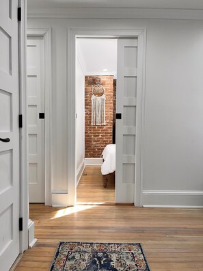 3 bedrooms, desk, iron/ironing board, travel crib - Catskill Ski Hike Lake Pet Main St Pool (Catskill)