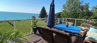 Waterfront Cottage/Hotub/Outdoor Shower/private sand beach/2pet/2-14+guests