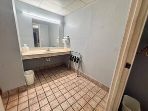 Free toiletries, hair dryer, towels - Economy Inn Sweetwater I-75 (Sweetwater)