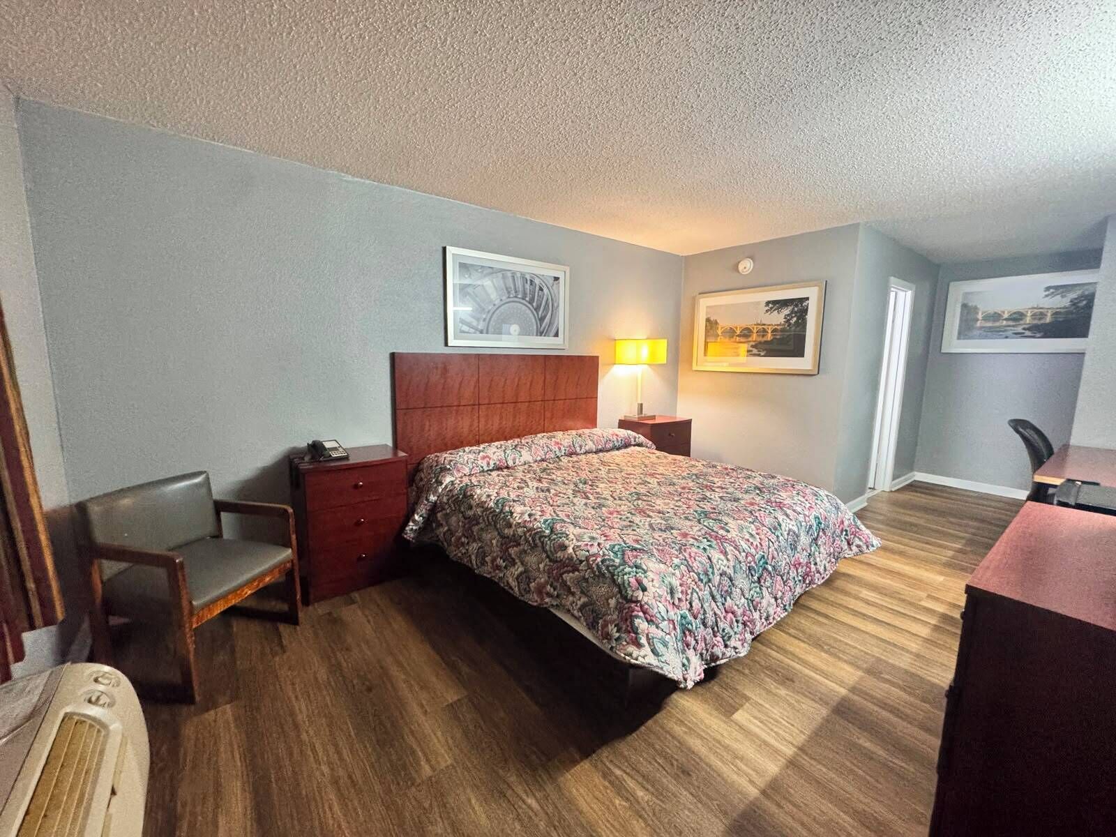 Room, 1 King Bed | Desk, free WiFi, bed sheets