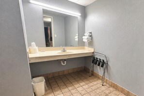 Articles de toilette (gratuits), séchoir à cheveux, serviettes fournies
