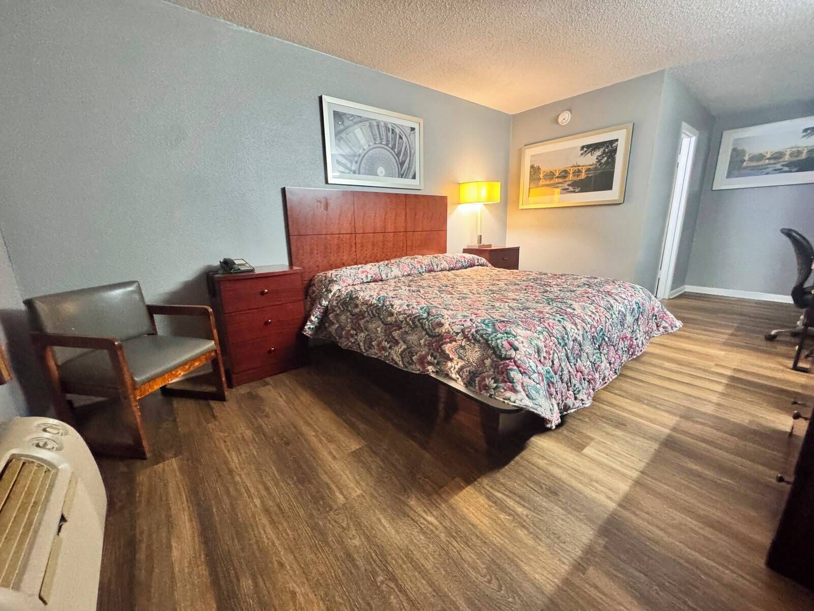 Room, 1 King Bed | Desk, free WiFi, bed sheets