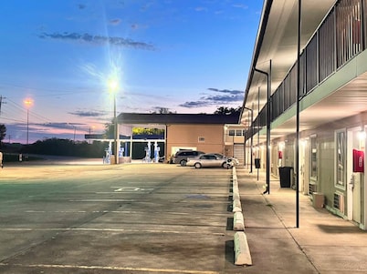 Economy Inn Sweetwater I-75