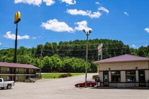 Front of property - Economy Inn Sweetwater I-75 (Sweetwater)