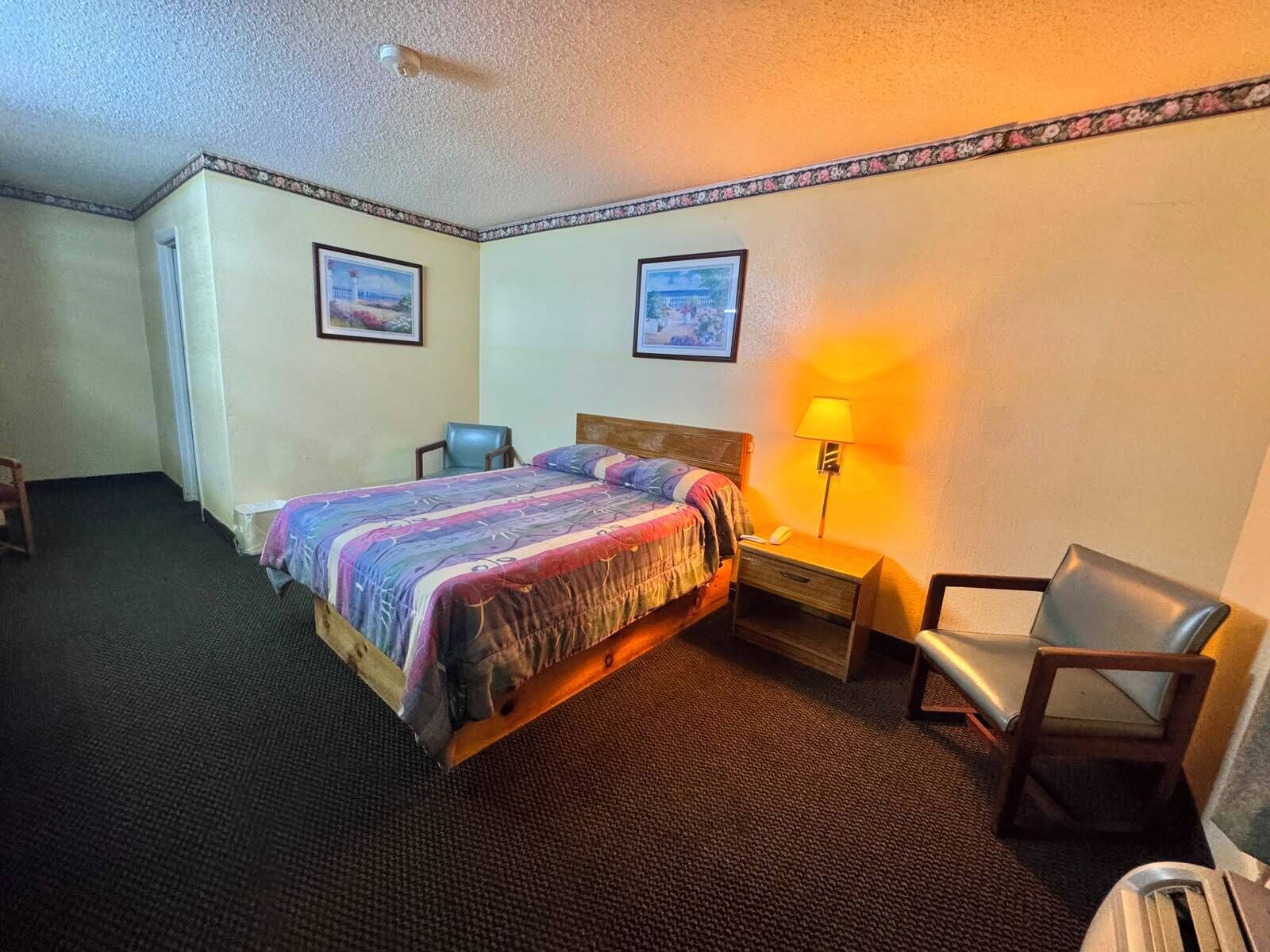 Room, 1 King Bed, Smoking | Desk, free WiFi, bed sheets