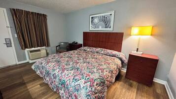 Room, 1 King Bed, Non Smoking | Desk, free WiFi, bed sheets