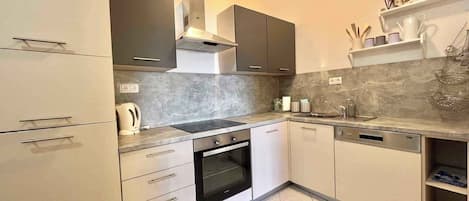 冷蔵庫、電子レンジ、オーブン、コンロ