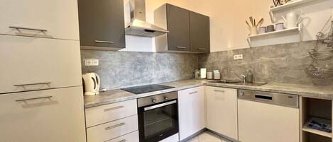 Frigorífico, microondas, horno y placa de cocina