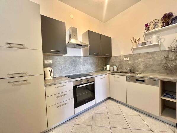 Frigorifero, microonde, forno, piano cottura