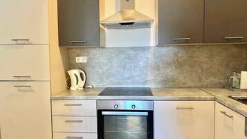 Frigorífico, microondas, horno y placa de cocina