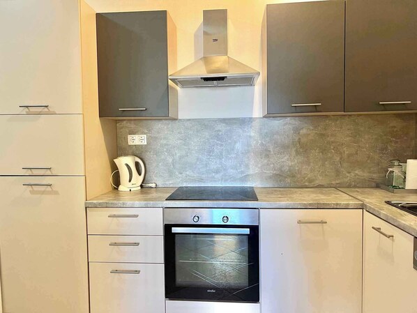 Frigorífico, microondas, horno y placa de cocina