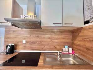 冷蔵庫、電子レンジ、オーブン、コンロ