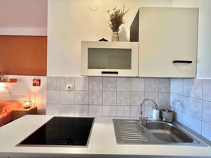 Réfrigérateur, micro-ondes, plaque de cuisson