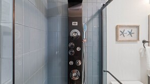 Suihku, hiustenkuivaaja, pyyhkeet, saippua