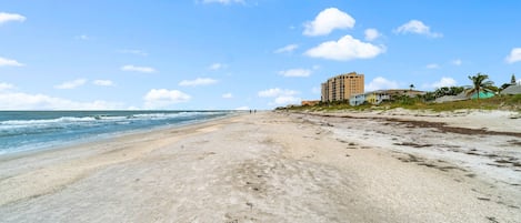 Vlak bij het strand, ligstoelen, strandlakens