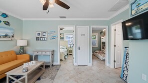 2 makuuhuonetta, työpöytä, ilmainen Wi-Fi, vuodevaatteet