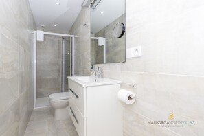 Dusche, Haartrockner, Handtücher