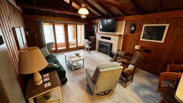 Een smart-tv, een open haard, boeken en een computerscherm