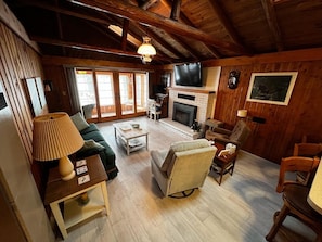 Smart TV, chimenea, libros, monitor de computadora