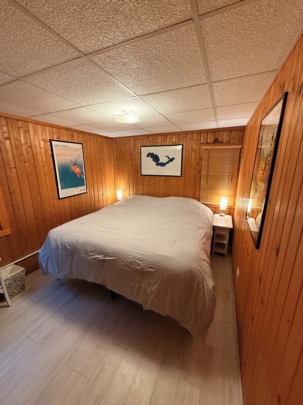 3 bedrooms, desk, iron/ironing board, travel cot