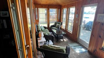 Een smart-tv, een open haard, boeken en een computerscherm